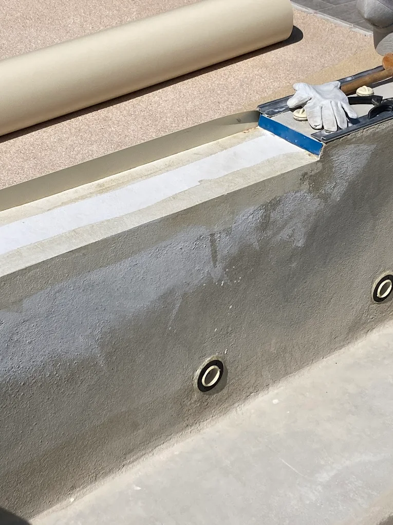 Travaux autour d'une piscine